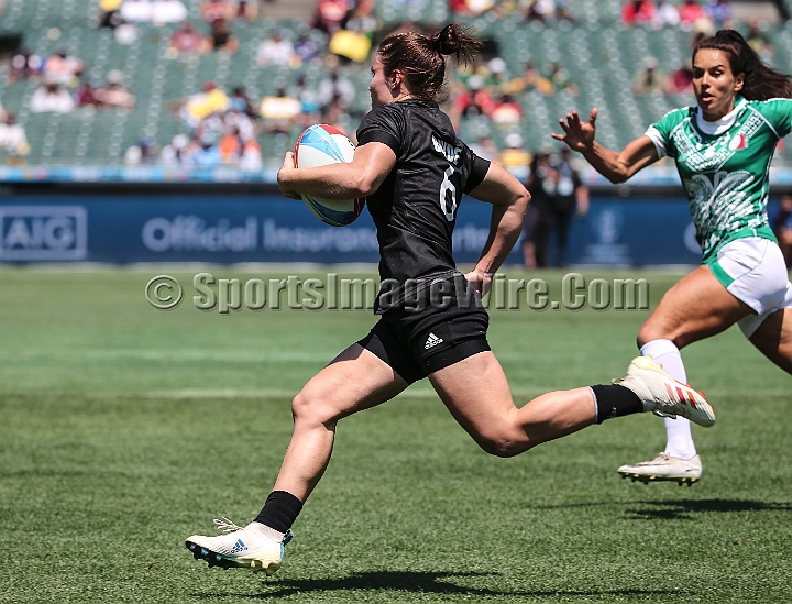 2018RugbySevensFri-10.JPG - Michaela Blyde (6) of New Zealand scores a try against Mexico in the women's first round of the 2018 Rugby World Cup Sevens, July 20-22, 2018, held at AT&T Park, San Francisco, CA. New Zealand defeated Mexico 57-0.